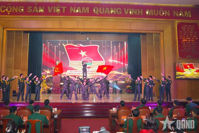 Các đại biểu xem biểu diễn văn nghệ xung kích. 