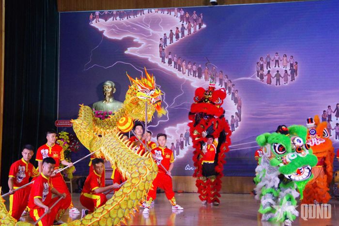 Tiết mục múa lân sư rồng tại buổi ra mắt Đội Văn nghệ xung kích và Đội Lân - Rồng.