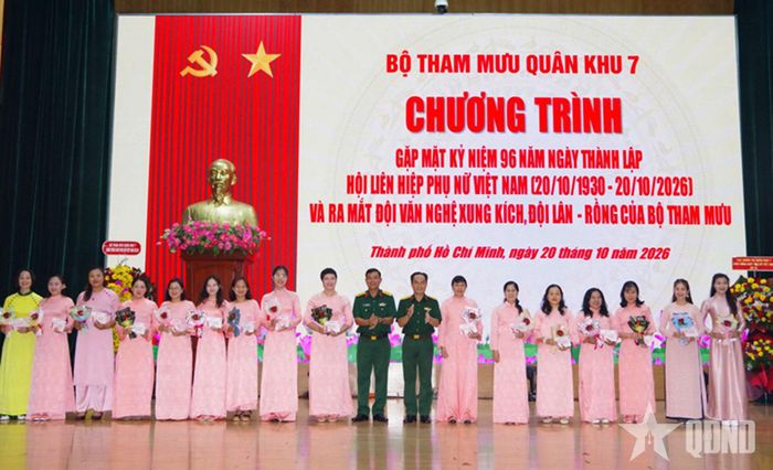 Tặng quà cho các cán bộ, hội viên phụ nữ. 