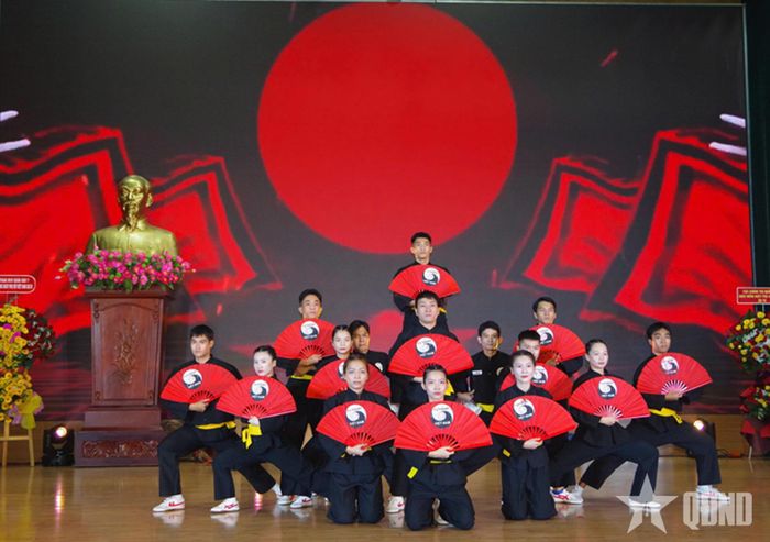  Tiết mục văn nghệ xung kích.