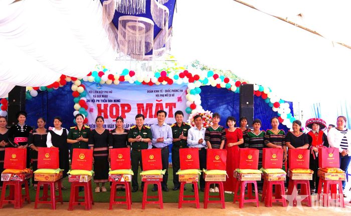 Đoàn Kinh tế-Quốc phòng 719 trao quà tặng hội viên phụ nữ và người dân có hoàn cảnh khó khăn trên địa bàn xã Đak Nhau.