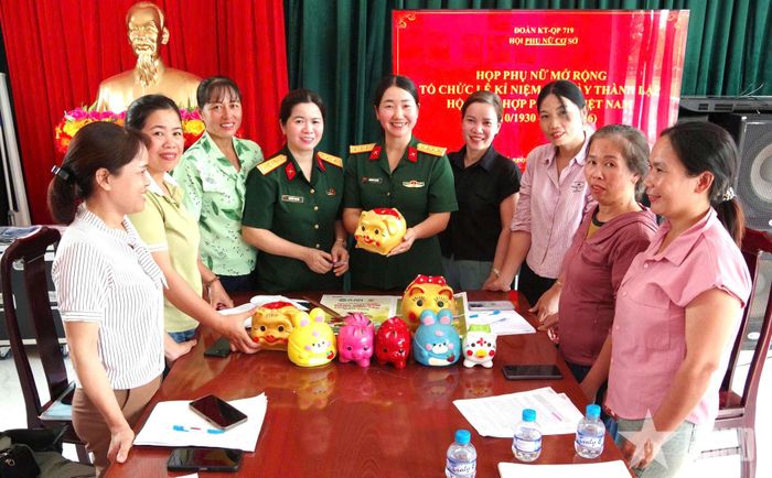 Hội Phụ nữ cơ sở Đoàn Kinh tế-Quốc phòng 719 tổng kết mô hình “Đập heo đất - trao yêu thương”  hỗ trợ hội viên trong đơn vị. 