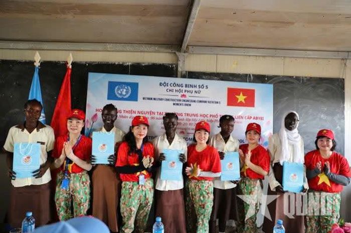  Đại diện chi hội Phụ nữ Đội Công binh số 5 trao tặng quà cho các học sinh nữ tiêu biểu. 