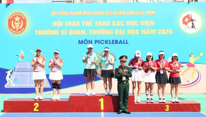 Trao thưởng nội dung đôi nữ môn pickleball.  
