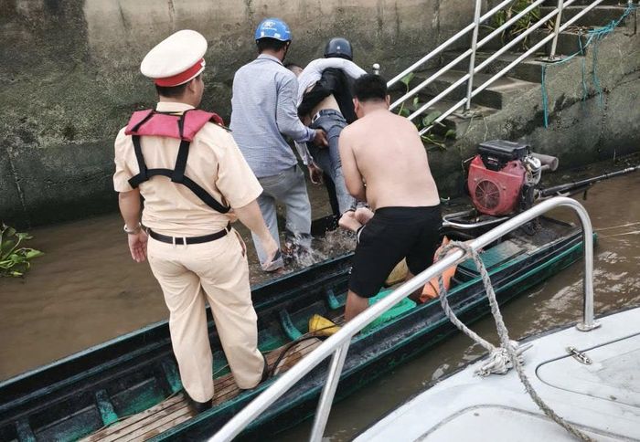 Nạn nhân được đưa lên bờ để cấp cứu. Ảnh: THIỆN ĐỨC