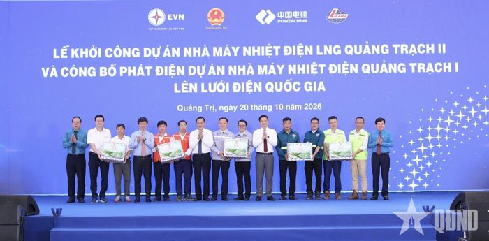 Lãnh đạo tỉnh Quảng Trị, lãnh đạo Tổng Liên đoàn Lao động Việt Nam, EVN và Công đoàn Điện lực Việt Nam tặng quà người lao động tham gia quản lý, thi công xây dựng Nhà máy nhiệt điện LNG Quảng Trạch II. 