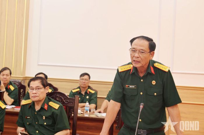  Các đại biểu phát biểu tham luận tại hội nghị.
