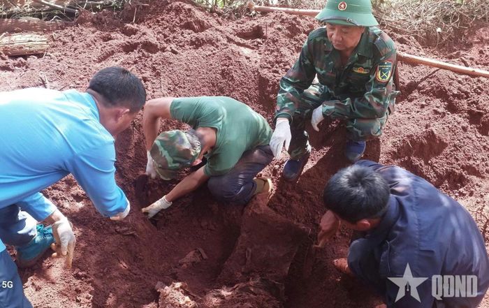 Đội K52 và các lực lượng chức năng tìm kiếm, quy tập hài cốt liệt sĩ tại xã Ia Boòng, tỉnh Gia Lai.