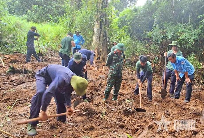  Cán bộ, chiến sĩ Đội 52 tìm kiếm, quy tập hài cốt liệt sĩ tại xã Ia Dom, tỉnh Gia Lai. 