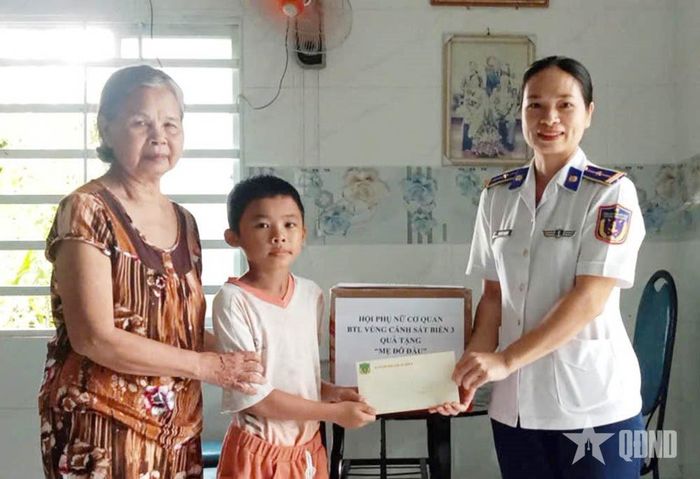 Trao quà tặng trẻ em có hoàn cảnh khó khăn trong mô hình "Mẹ đỡ đầu". 