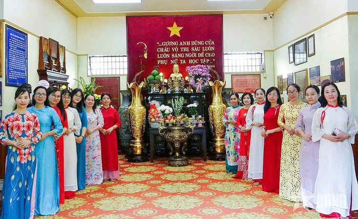 Hội Phụ nữ Khoa Cơ bản dâng hương nữ anh hùng liệt sĩ Võ Thị Sáu. 