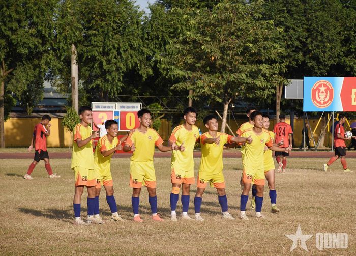 Niềm vui của các cầu thủ Trường Sĩ quan Chính trị sau khi ghi 3 bàn vào lưới đội Trường Sĩ quan Thông tin.  