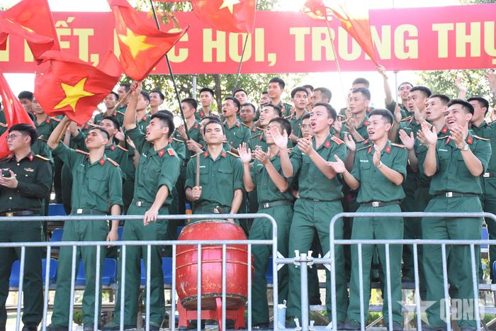   Cổ động viên đội Trường Sĩ quan Chính trị tạo sức nóng trên khán đài.  