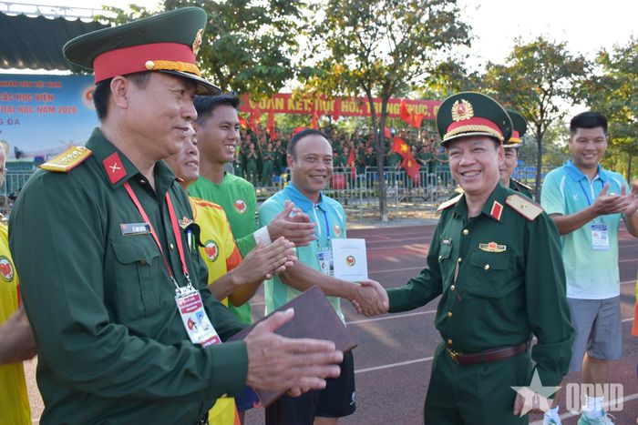  Thiếu tướng Nguyễn Thế Mạnh, Phó chính ủy Trường Sĩ quan Chính trị biểu dương, tặng thưởng tập thể đội bóng. 