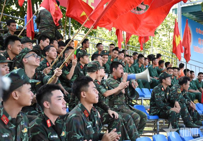  Cổ động viên Trường Sĩ quan Thông tin "tiếp lửa" cho đội nhà. 