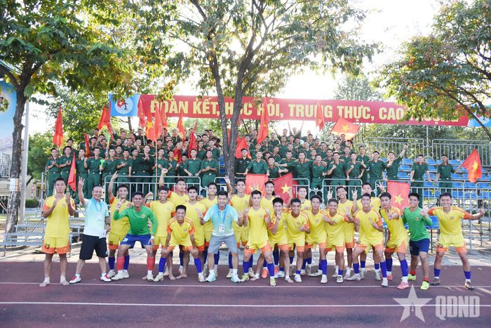  Các cầu thủ Trường Sĩ quan Chính trị chung vui cùng cổ động viên. 