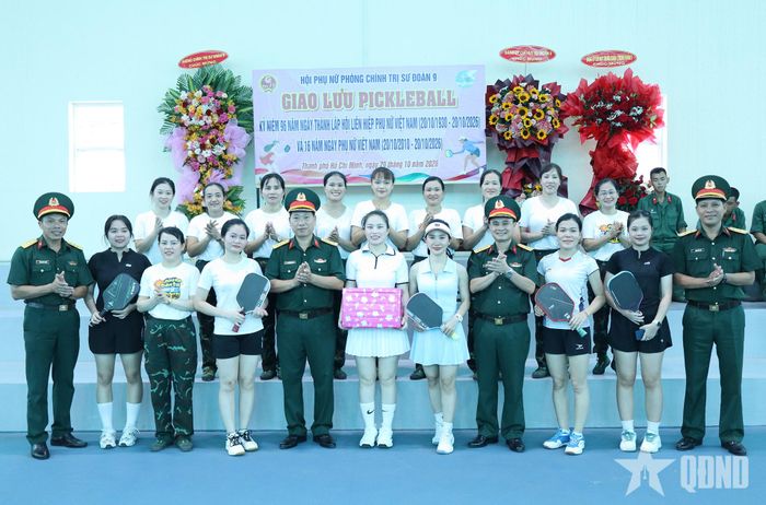 Cán bộ, hội viên phụ nữ tham gia giao lưu pickleball.