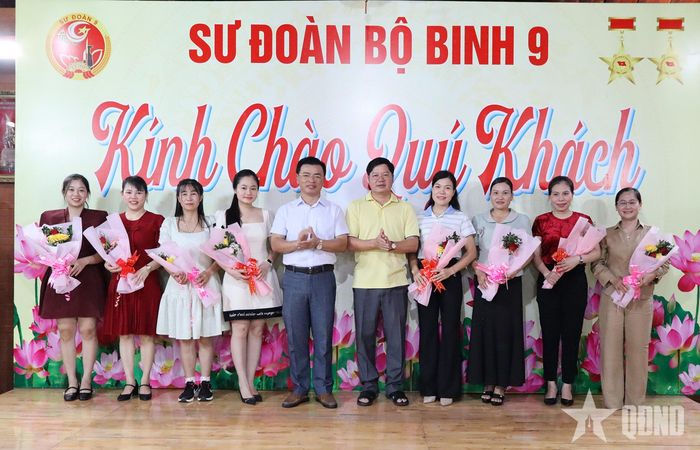 Chỉ huy Sư đoàn 9 tặng hoa chúc mừng cán bộ, hội viên phụ nữ Sư đoàn. 