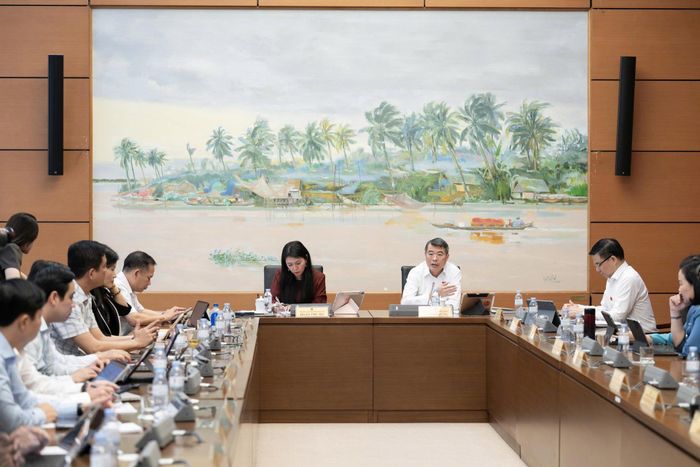Quang cảnh phiên thảo luận tại tổ. Ảnh: TRỌNG HẢI  