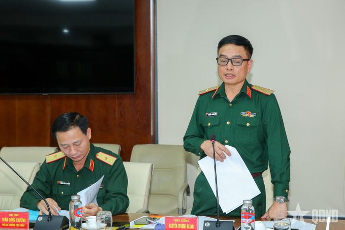  Thiếu tướng Nguyễn Trường Giang, Cục trưởng Cục Quân y trình bày báo cáo trung tâm tại hội nghị.  