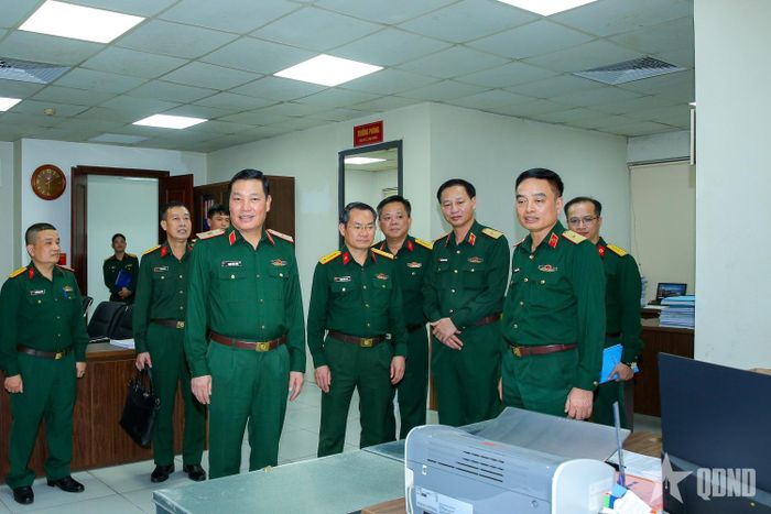  Thiếu tướng Phạm Hùng Hưng kiểm tra phòng làm việc của cán bộ, nhân viên cơ quan Cục Quân y. 