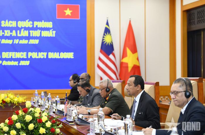 Ngài Datuk Lokman Hakim Ali và các thành viên đoàn Malaysia tại đối thoại. Ảnh: TUẤN HUY  
