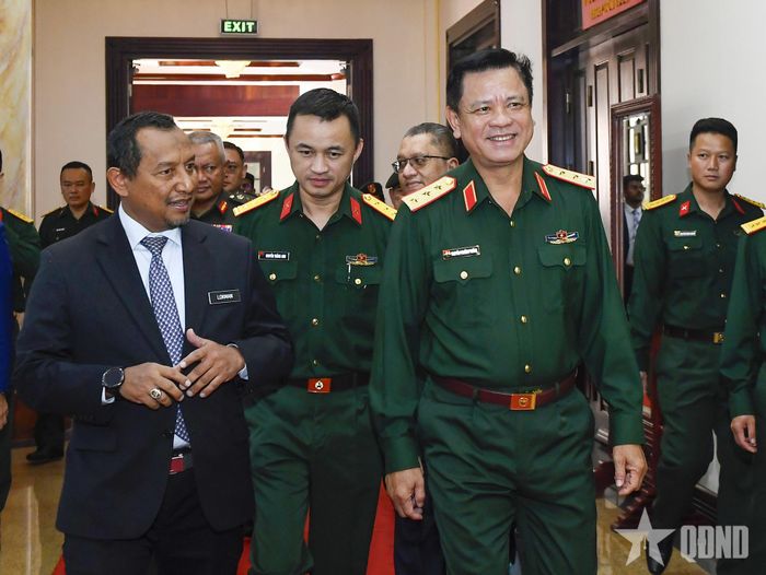 Thượng tướng Nguyễn Trường Thắng và ngài Datuk Lokman Hakim Ali tiến về phía phòng họp, nơi diễn ra đối thoại. Ảnh: TUẤN HUY  