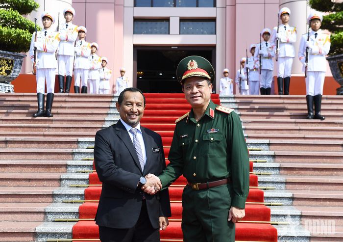 Thượng tướng Nguyễn Trường Thắng và ngài Datuk Lokman Hakim Ali. Ảnh: TUẤN HUY 