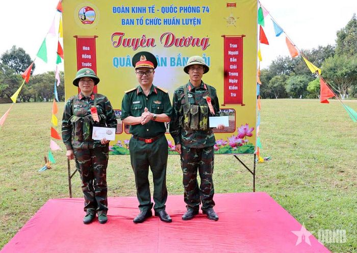  Đại tá Đậu Thiện Lương, Đoàn trưởng Đoàn Kinh tế - Quốc phòng 74 tặng hoa bắn giỏi và trao thưởng cho các đồng chí quân nhân chuyên nghiệp.