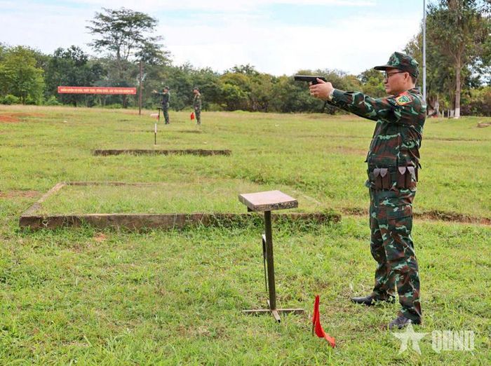 Sĩ quan kiểm tra bắn đạn thật súng K54. 