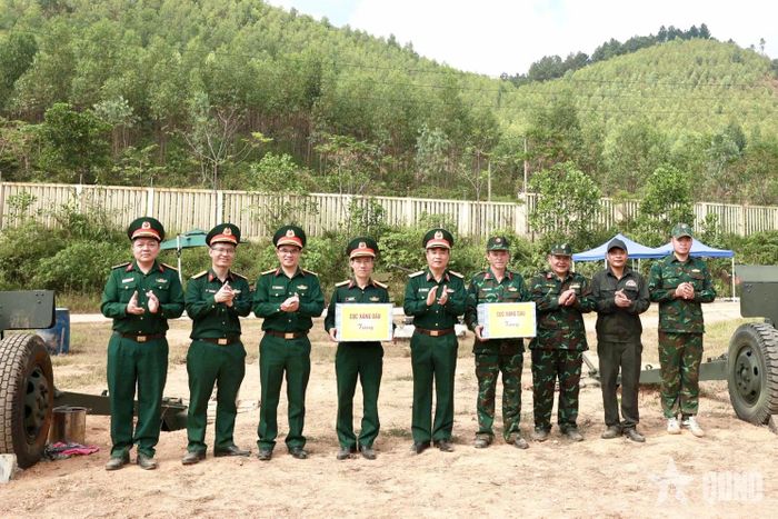 Thiếu tướng Nguyễn Văn Lực tặng quà động viên các lực lượng thực hiện nhiệm vụ thử nghiệm.