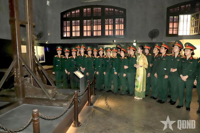 Cán bộ, hội viên phụ nữ Cơ quan Bộ Tham mưu, Tổng cục Hậu cần - Kỹ thuật tham quan Di tích Nhà tù Hỏa Lò. 