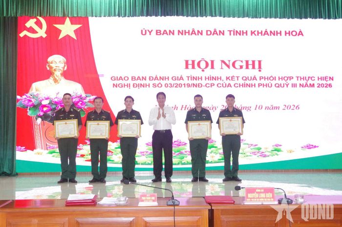  Lãnh đạo tỉnh Khánh Hòa trao bằng khen tặng các tập thể, cá nhân có thành tích xuất sắc.