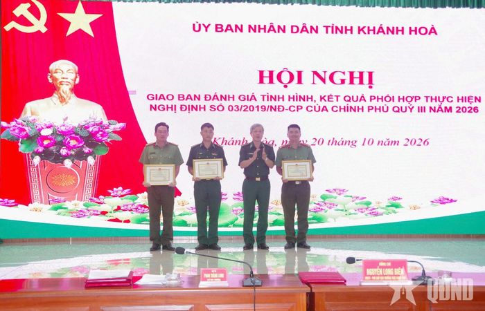  Ban chỉ huy Bộ đội Biên phòng tỉnh Khánh Hòa trao giấy khen tặng tập thể, cá nhân có thành tích xuất sắc.