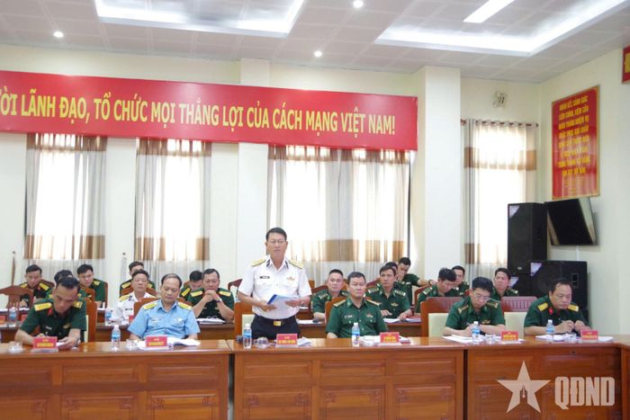  Các đại biểu trao đổi tại hội nghị.
