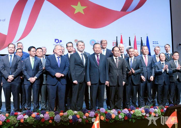 Tổng Bí thư, Chủ tịch nước Tô Lâm, Nhà vua Vương quốc Đan Mạch Frederik X, cùng các đại biểu và doanh nghiệp hai nước.