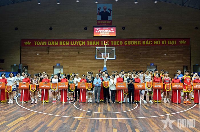 Ban tổ chức trao cờ lưu niệm tặng đại diện các đội tham dự.