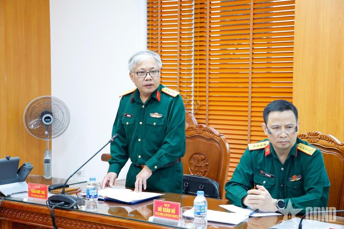  Đại tá Trần Đức Thọ, Phó tư lệnh Binh chủng Thông tin liên lạc phát biểu tại buổi làm việc.  