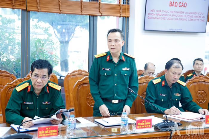 Đại tá Bùi Văn Thắng, Giám đốc Trung tâm Kỹ thuật Thông tin Công nghệ cao, báo cáo kết quả nghiên cứu khoa học năm 2026 của Trung tâm. 