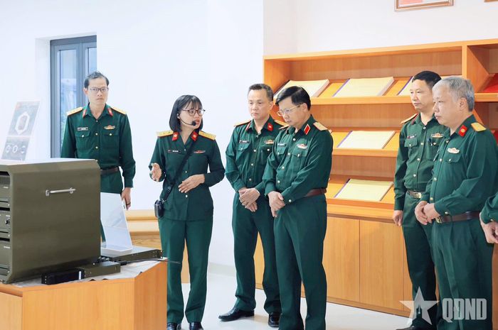 Thiếu tướng Dương Minh Hải và đoàn công tác tham quan sản phẩm nghiên cứu của Trung tâm Kỹ thuật Thông tin Công nghệ cao.