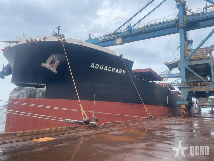Tàu hàng M/V AQUACHARM bị hư hỏng do va chạm.