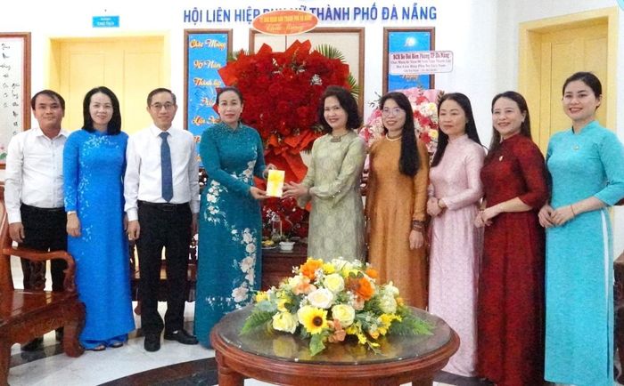 Phó Chủ tịch UBND TP Đà Nẵng Nguyễn Thị Anh Thi thăm, tặng hoa, chúc mừng Hội Liên hiệp Phụ nữ thành phố nhân dịp 20-10.