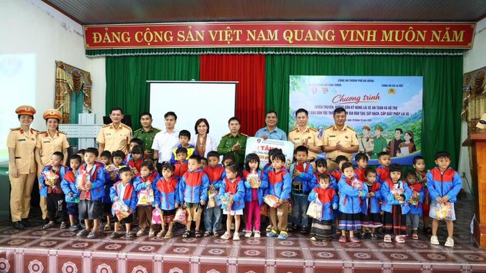 Chương trình trao quà cho các em học sinh mầm non, tiểu học trên địa bàn xã La Dêê.