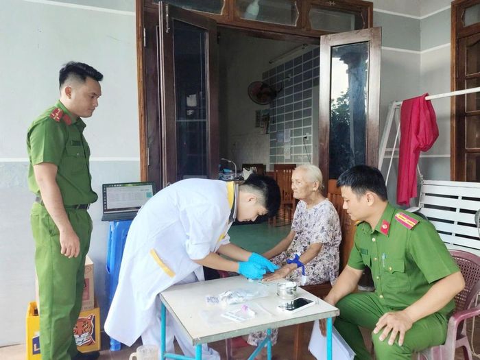 Lực lượng Công an đến tận nhà thu nhận mẫu ADN đối với các trường hợp thân nhân tuổi cao, sức yếu, đi lại khó khăn.
