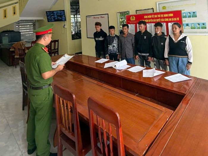 Cơ quan điều tra tống đạt quyết định khởi tố bị can đối với các đối tượng. Ảnh: CA