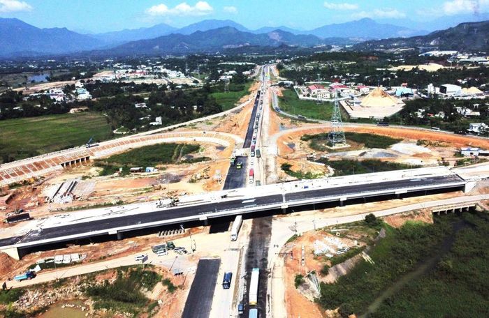 Thi công hoàn thiện hạng mục cầu vượt thuộc Dự án Nút giao QL14B với cao tốc Đà Nẵng - Quảng Ngãi.