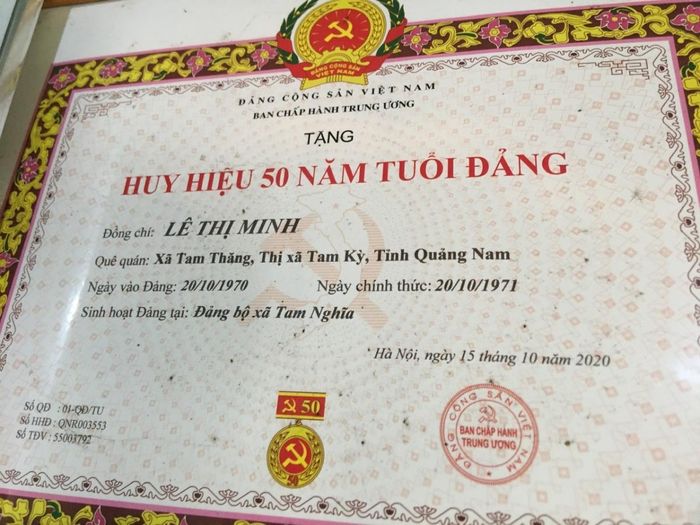 Huy hiệu 50 năm tuổi Đảng của cụ Minh.