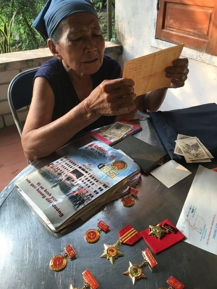 Cụ Minh lục tìm ký ức.