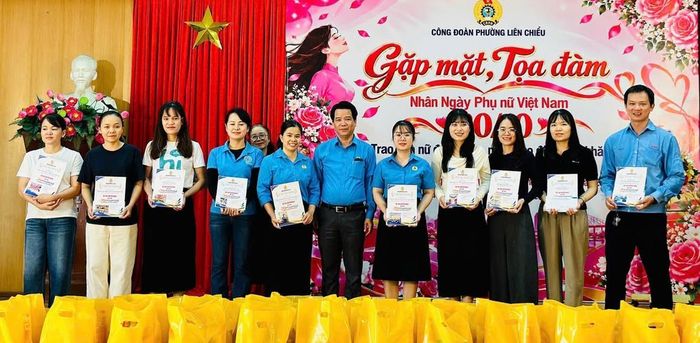 Trao quà hỗ trợ nữ đoàn viên Công đoàn phường Liên Chiểu gặp khó khăn.