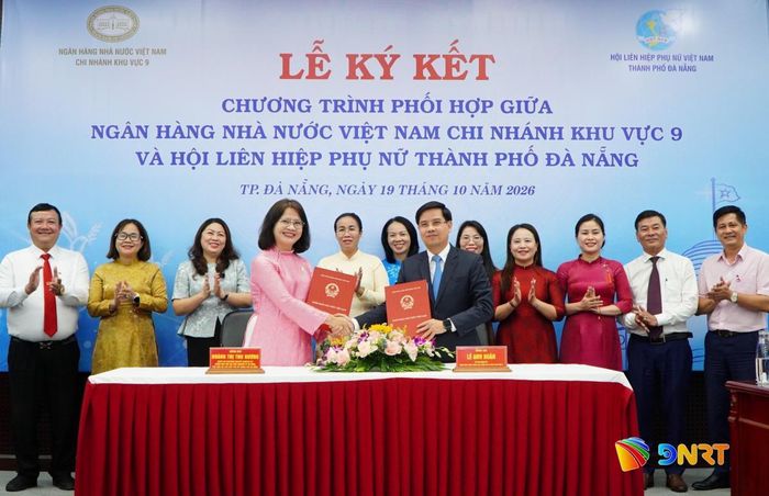 Lãnh đạo Ngân hàng Nhà nước chi nhánh Khu vực 9 và Hội Liên hiệp Phụ nữ thành phố Đà Nẵng ký kết chương trình phối hợp giai đoạn 2026 - 2030. Ảnh: DNRT